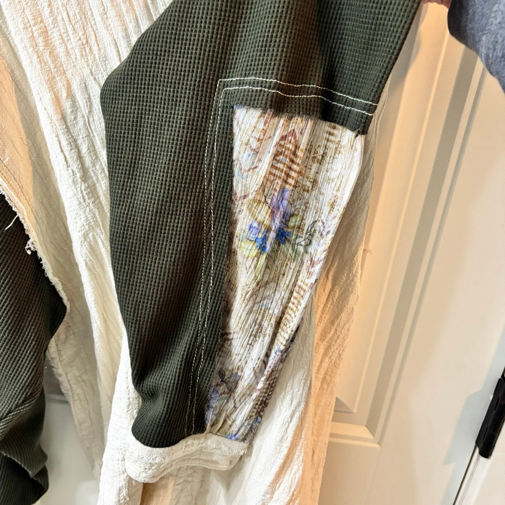 Women's S POL Button Up Shirt Jacket Beige Green Peace Sign Oversized Lagenlook - Picture 4 of 11